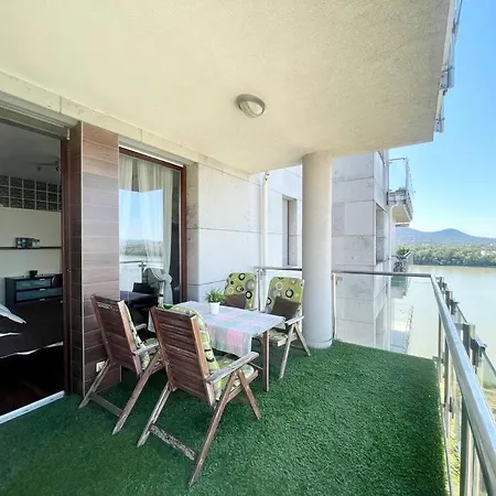 Riverfront Free Parking Apartament *