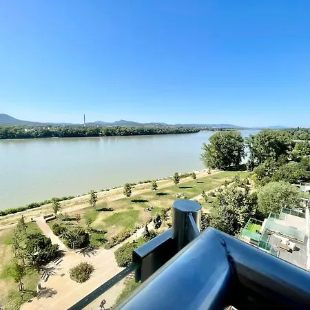 Riverfront Free Parking Budapesta